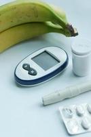 close-up van diabetische meetinstrumenten en pillen op gekleurde achtergrond foto