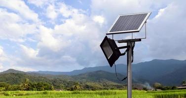 fotovoltaïsch paneel, nieuwe technologie voor het opslaan en gebruiken van de kracht van de natuur met menselijk leven, duurzame energie en milieuvriendelijk concept. foto