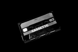 zwart cassette Aan donker achtergrond foto