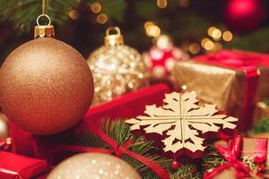 Kerstmis samenstelling. geschenken, takken, ornamenten foto