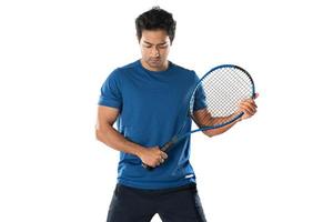 een mannetje tennis speler Holding een tennis racket met een vastbesloten uitdrukking en ogen. foto