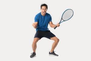 gelukkig mannetje tennis speler verheugt Bij succes. foto