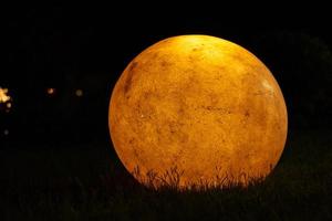 schijnend lantaarn in de vorm van maan Bij nacht foto