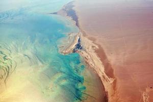 antenne visie van turkoois zee kust en een zanderig strand foto