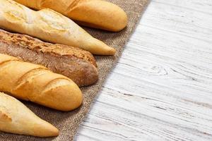 verschillende soorten stokbrood op een houten achtergrond foto