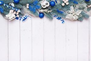Kerstmis achtergrond gemaakt van pijnboom boom, bessen en feestelijk decoraties top visie. Kerstmis vlak leggen foto