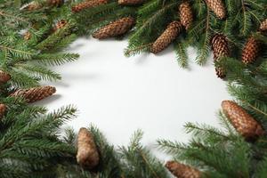 originele kerstboom achtergrond. vrolijke kerstboom wenskaart. gelukkig nieuwjaar 2023 foto