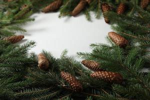 originele kerstboom achtergrond. vrolijke kerstboom wenskaart. gelukkig nieuwjaar 2023 foto