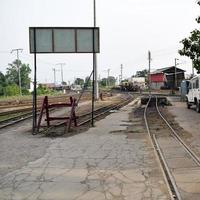 visie van speelgoed- trein spoorweg sporen van de midden- gedurende dag in de buurt kalka spoorweg station in Indië, speelgoed- trein bijhouden visie, Indisch spoorweg knooppunt, zwaar industrie foto