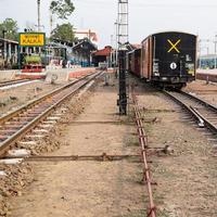 visie van speelgoed- trein spoorweg sporen van de midden- gedurende dag in de buurt kalka spoorweg station in Indië, speelgoed- trein bijhouden visie, Indisch spoorweg knooppunt, zwaar industrie foto