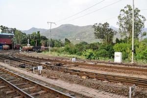 visie van speelgoed- trein spoorweg sporen van de midden- gedurende dag in de buurt kalka spoorweg station in Indië, speelgoed- trein bijhouden visie, Indisch spoorweg knooppunt, zwaar industrie foto