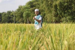 jong Aziatisch moslim jongen in de rijst- veld- foto