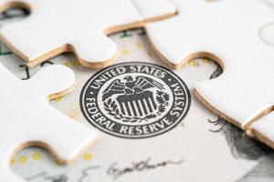 gevoed de federaal reserveren systeem met decoupeerzaag puzzel papier, de centraal bank systeem van de Verenigde staten van Amerika. foto
