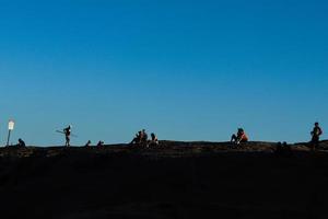 Rio de janeiro, rj, Brazilië, 2022 - mensen in silhouet kijk maar de zonsondergang Bij arpoador steen, ipanema strand foto