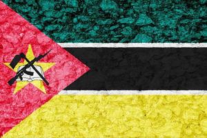 vlag van Mozambique Aan een getextureerde achtergrond. concept collage. foto