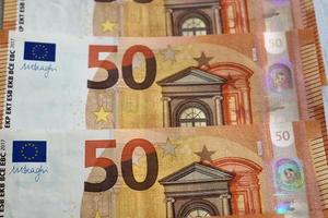 dichtbij omhoog van talrijk euro bankbiljetten aan het liegen Aan top van elk ander. foto