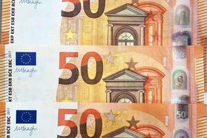 dichtbij omhoog van talrijk euro bankbiljetten aan het liegen Aan top van elk ander. foto