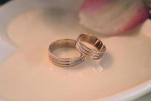 bruiloft ringen Aan een wit schotel foto