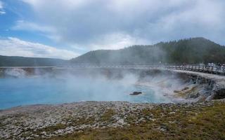 idyllisch visie van Overwinnen geiser en berg Bij beroemd yellowstone park foto