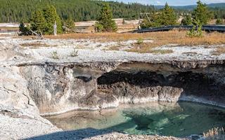 mooi warme lente temidden van geothermisch landschap Bij yellowstone nationaal park foto