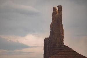 detailopname van rood zandsteen vorming Bij monument vallei met lucht in achtergrond foto