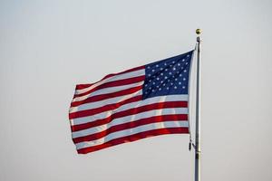 Amerikaans nationaal vlag golvend in de lucht door Doorzichtig lucht foto
