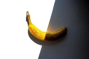 rijp banaan licht en schaduw achtergrond foto