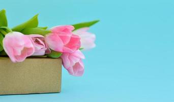 voorjaar bloemen. roze tulpen Aan een doos. gefeliciteerd.de concept van voorjaar cadeaus en vakantie foto