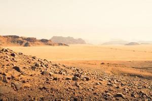 planeet Mars Leuk vinden landschap - foto van wadi rum woestijn in Jordanië met rood roze lucht bovenstaande, deze plaats was gebruikt net zo reeks voor veel wetenschap fictie films