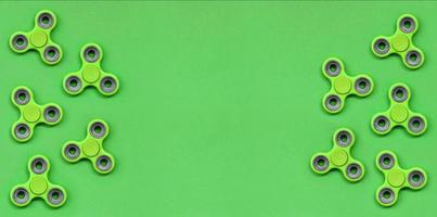 veel groen friemelen spinners leugens Aan structuur achtergrond van mode pastel groen kleur papier in minimaal concept foto