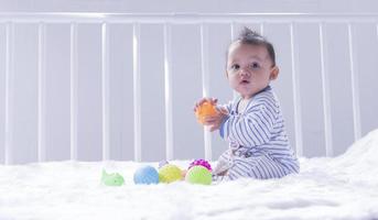 kinderen peuters meisjes Speel speelgoed Bij huis, kleuterschool of kinderkamer. foto