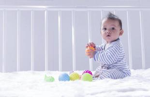 kinderen peuters meisjes Speel speelgoed Bij huis, kleuterschool of kinderkamer. foto