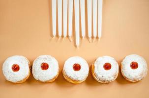 gelukkig Chanoeka. traditioneel Joods toetje sufganiyot. vieren jodendom vakantie. donuts met jam en suiker poeder. foto