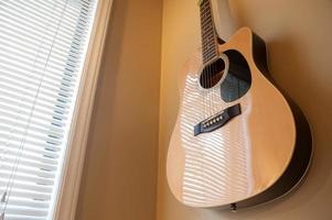 akoestische gitaar close-up aan de muur hangen foto