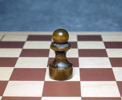 schaak bord met figuren. houten schaken. bord spellen. plaats van tegenstanders. teller strategie. pion foto