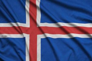 IJsland vlag is afgebeeld Aan een sport- kleding kleding stof met veel vouwen. sport team banier foto