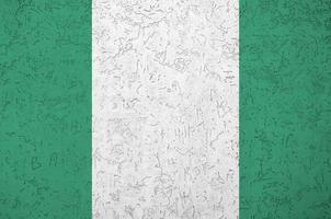 Nigeria vlag afgebeeld in helder verf kleuren Aan oud Verlichting bepleistering muur. getextureerde banier Aan ruw achtergrond foto