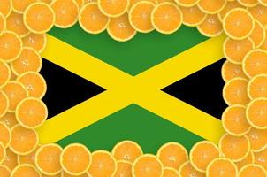 Jamaica vlag in vers citrus fruit plakjes kader foto