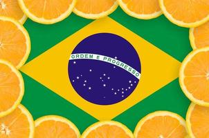 Brazilië vlag in vers citrus fruit plakjes kader foto