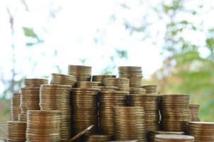 groot bedrag van glimmend oekraïens oud 1 hryvnia munt stapels dichtbij omhoog Aan houten tafel Aan groen bomen achtergrond. de concept van bedrijf en rijk leven in Oekraïne foto