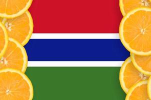 Gambia vlag in citrus fruit plakjes verticaal kader foto