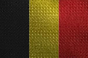 belgie vlag afgebeeld in verf kleuren Aan oud geborsteld metaal bord of muur detailopname. getextureerde banier Aan ruw achtergrond foto