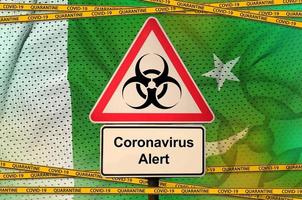 Pakistan vlag en covid-19 biohazard symbool met quarantaine oranje plakband. coronavirus of 2019-ncov virus concept foto
