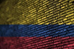 Colombia vlag is afgebeeld Aan de scherm met de programma code. de concept van modern technologie en plaats ontwikkeling foto