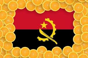 Angola vlag in vers citrus fruit plakjes kader foto