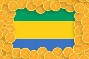 Gabon vlag in vers citrus fruit plakjes kader foto