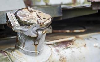 groot oud vrachtwagen, detailopname visie van de brandstof tank Aan de links. gas- tank. tank met een capaciteit van 300 liter. foto