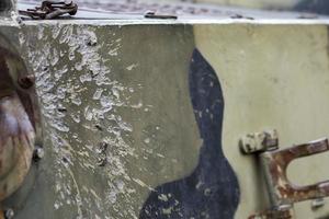 gat of gat, schild vervorming van een projectiel detailopname. beschadigd schild van een Russisch gepantserd personeel vervoerder door schelp fragmenten. oorlog in Oekraïne. Russisch gevecht voertuig met gaten in de schild. foto