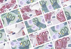een collage van veel afbeeldingen van honderden van dollars en euro rekeningen aan het liegen in een stapel foto