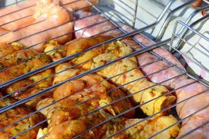 gemarineerd kip poten Aan heet bbq houtskool veld- rooster foto